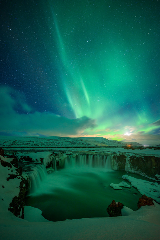 L515GP's tweet photo. Impresionante aurora boreal en Godafoss. Islandia  Foto de Modes Rodriguez.💙
#NaturePhotography #beautiful #Auroraborealis #love #Finland #sky https://t.co/lQH8Ps39qx