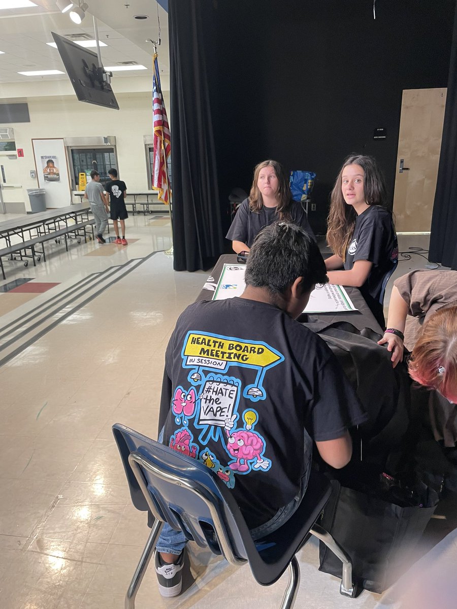 cyndilott's tweet photo. What an amazing #FANSgaso23! So many students making the pledge to stay vape and tobacco free. We’re celebrating our hard days work with a “Friendsgiving” dinner! @dixonk2019 @MCPSWellnessPE @MelindaKimbal20 @KinardsConnect1 @MCPS_Secondary https://t.co/ReUvuFZvFB