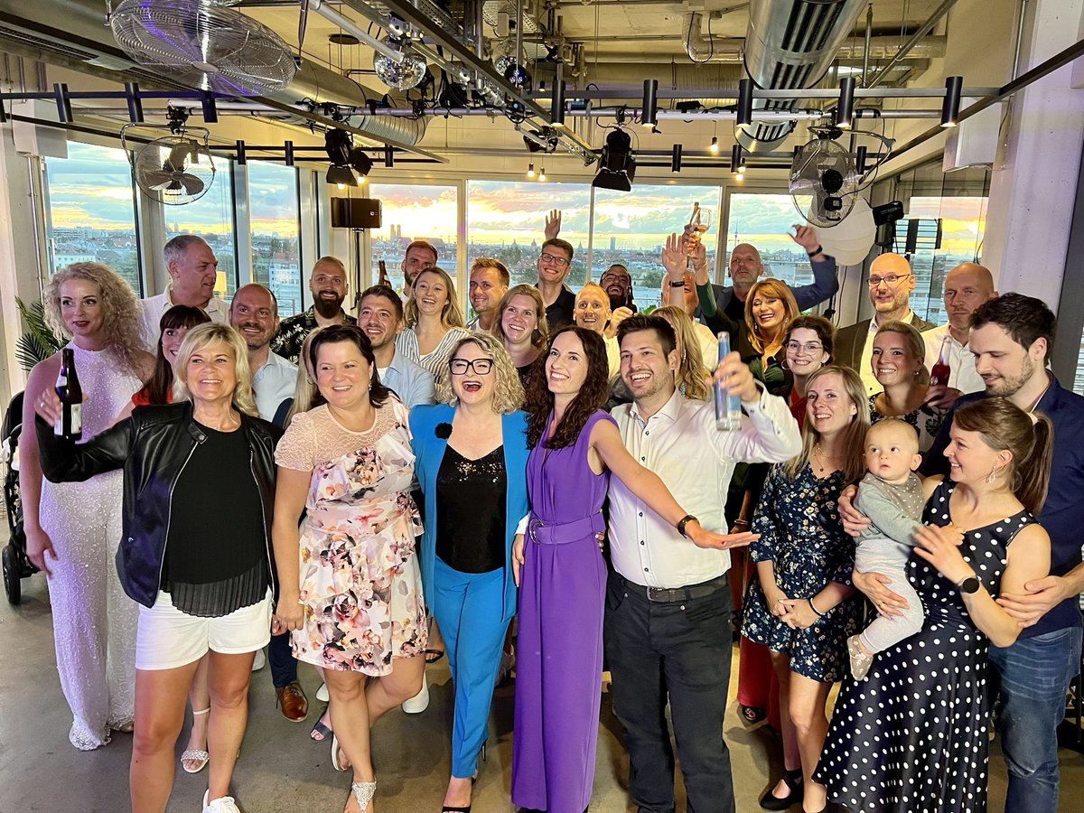 Zur 10 Jahres-Feier: 
Das große Wiedersehen! 🎆 
Heute um 22:45 Uhr in #Sat1 GOLD oder wie alles von #hadeb auf Joyn! 🫶🌟#hochzeitaufdenerstenblick #tvtipp