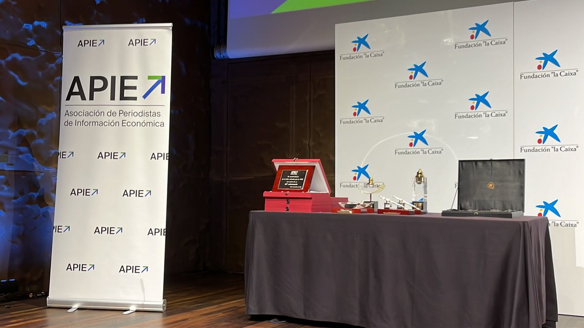 La ceremonia de entrega de los Premios #TinteroySecante2023 de la Asociación de Periodistas de Información Económica <a href="/APIE_es/">APIE_es</a> acaba de empezar. Nuestra subgobernadora #bdeMDelgado recibirá un #PremioTintero esta noche. Síguelo #EnDirecto en este enlace 🎥 youtu.be/AusDV3ZgqL4?li…