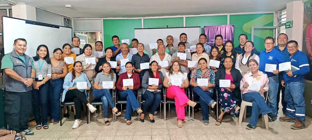 #ElOro | A través de un trabajo coordinado con <a href="/BanEcuadorBP/">BanEcuador</a>, se realizó la capacitación del primer modulo del Programa de Educación Financiera, dirigido a organizaciones y productores agropecuarios de la provincia de El Oro, dado en la ciudad de #Machala.
#900díasjuntos 🧑‍🌾👩‍🌾🤝