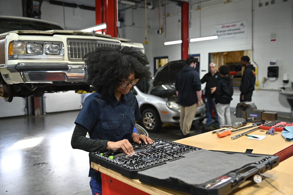 St_GeorgesTHS's tweet photo. Some shots of our #AutoTech Ss doing what they love. #NCCVTWorks #RealLifeRealLearning #CTE @ChadHarrisonSG @fhansonic https://t.co/0qfOcOYaPL