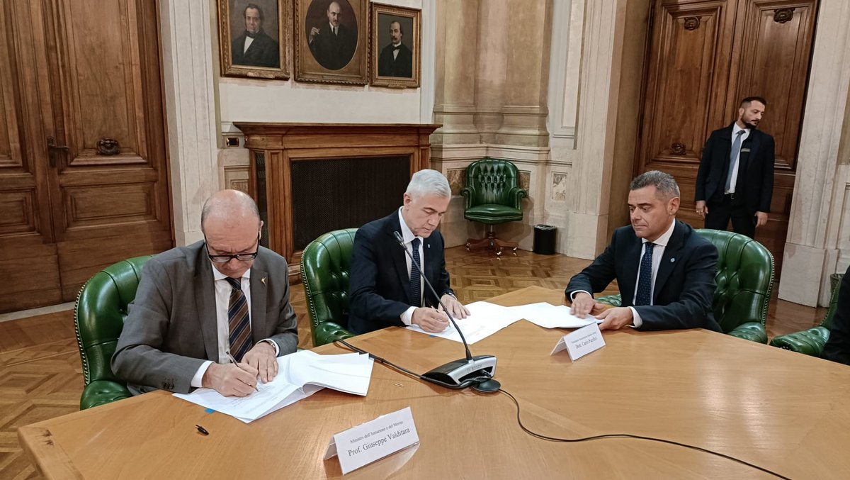 AIA_it's tweet photo. Firmato un protocollo di intesa tra il Ministero dell'#Istruzione e l'#AIA per la promozione della figura dell'#arbitro di #calcio. Leggi la news: https://t.co/3II5QgclJN #arbitri #sport @MIsocialTW https://t.co/6RYA4FgqI1