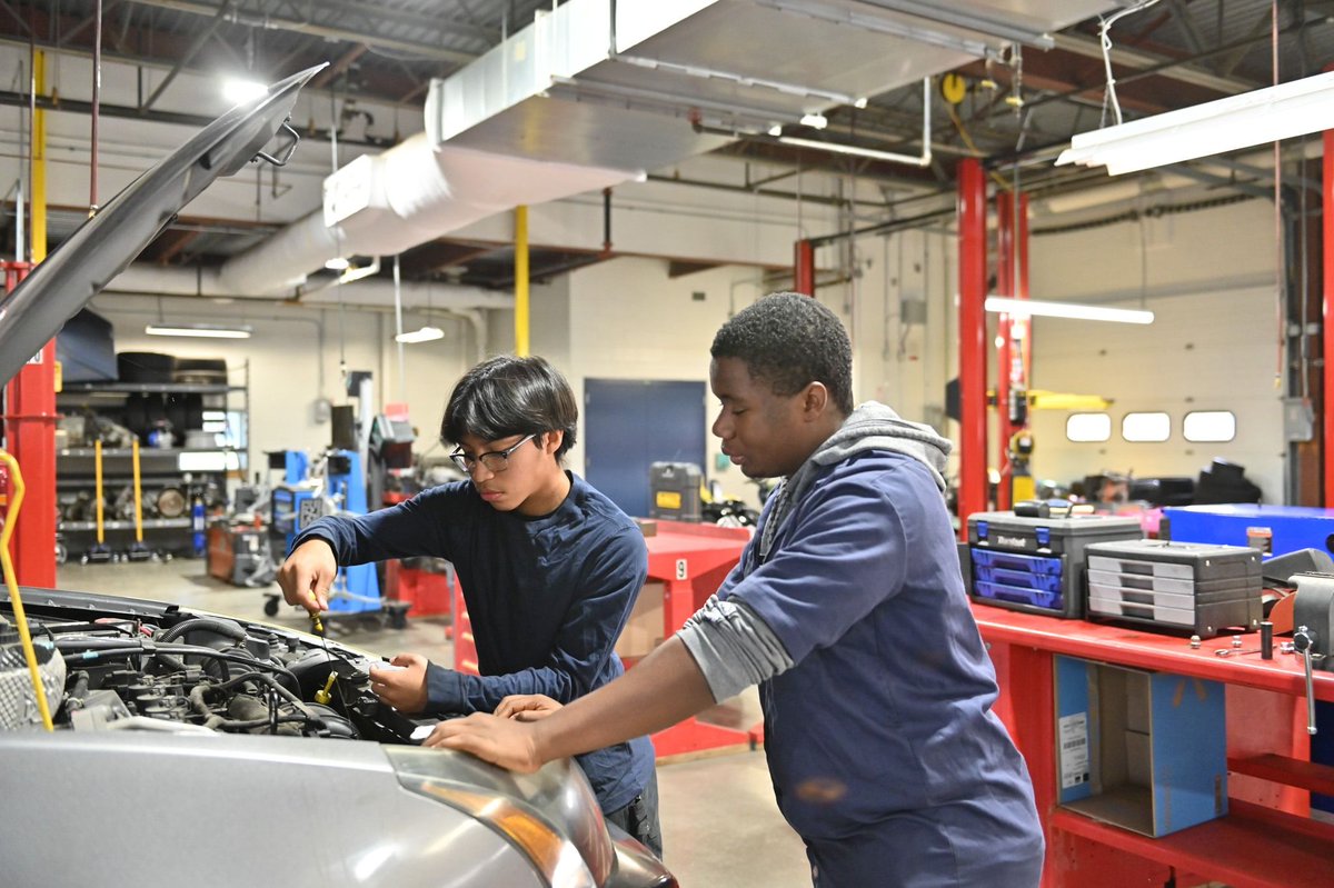 St_GeorgesTHS's tweet photo. Some shots of our #AutoTech Ss doing what they love. #NCCVTWorks #RealLifeRealLearning #CTE @ChadHarrisonSG @fhansonic https://t.co/0qfOcOYaPL