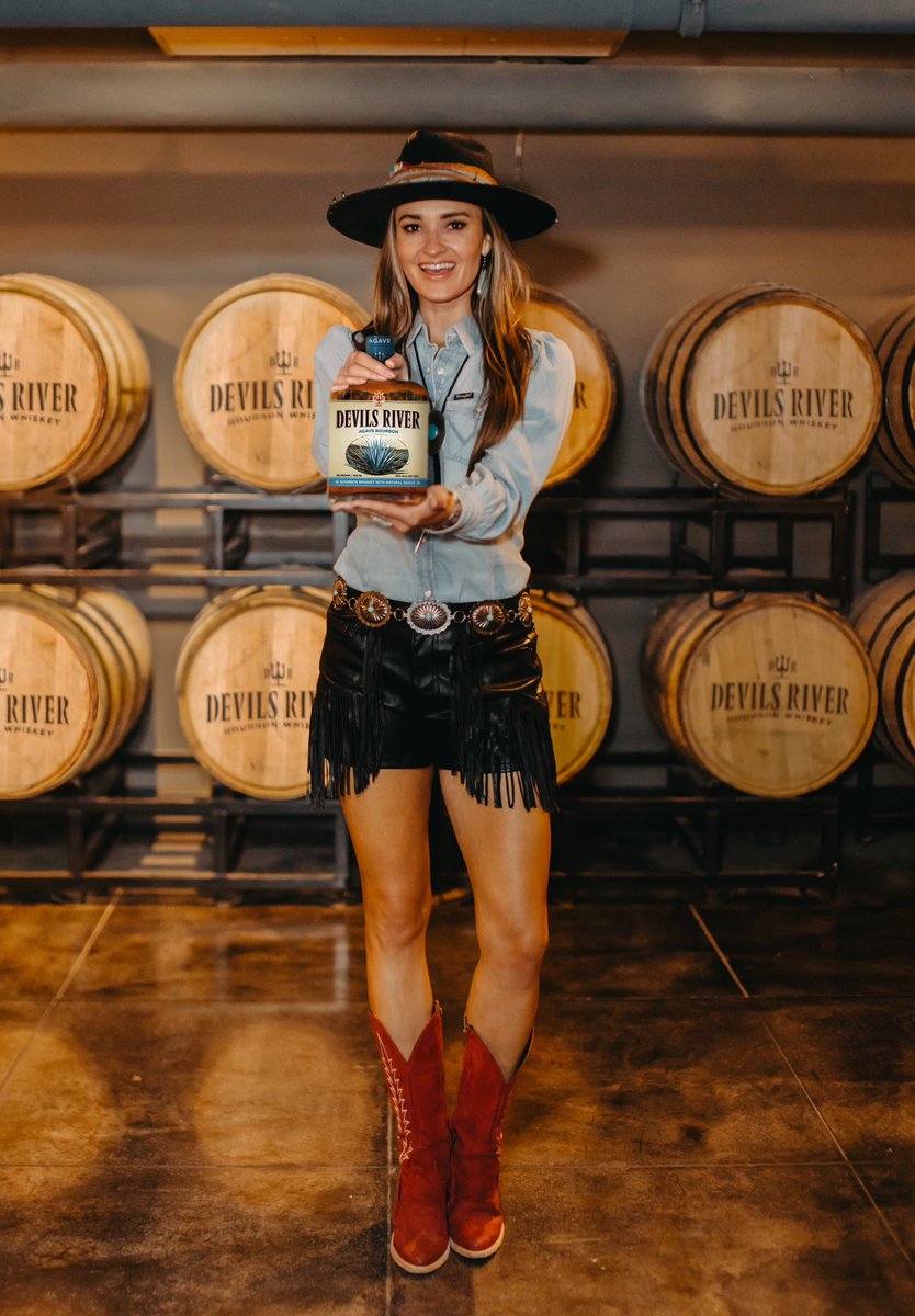 BriBagwell's tweet photo. 🦃🥃 Do you know what pairs well with turkey and mashed potatoes and family? A Devils Rita made with @DevilsRWhiskey Agave Bourbon. Just trust me, it'll be the best and easiest thing you make all Thanksgiving Day! Recipe in comments. 21+ #sinresponsibly 😈 📸: @TWINtyphotog https://t.co/XOXbJ2GoxX