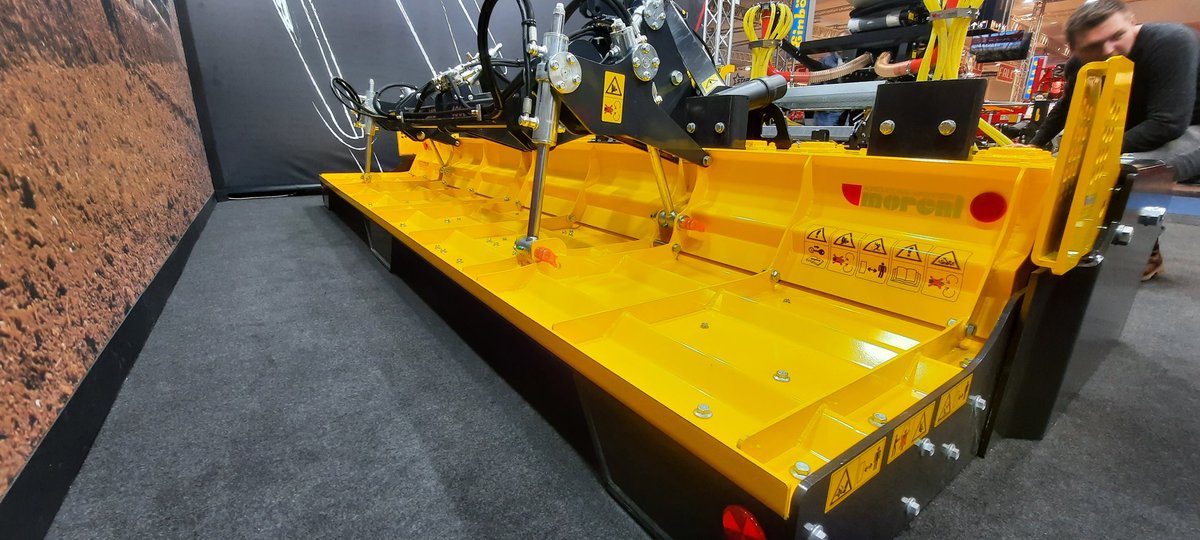 herder_c's tweet photo. Het was echt zoeken naar de innovaties op de #Agritechnica2023 , maar een aangedreven snijdende cultivator van #Acticut, de #onox electrische trekker met wisselaccus en uienbedvormer aan de kopeg van onze eigen @KoeckhovenNet vond ik interessante items! https://t.co/Luej3nQtnO
