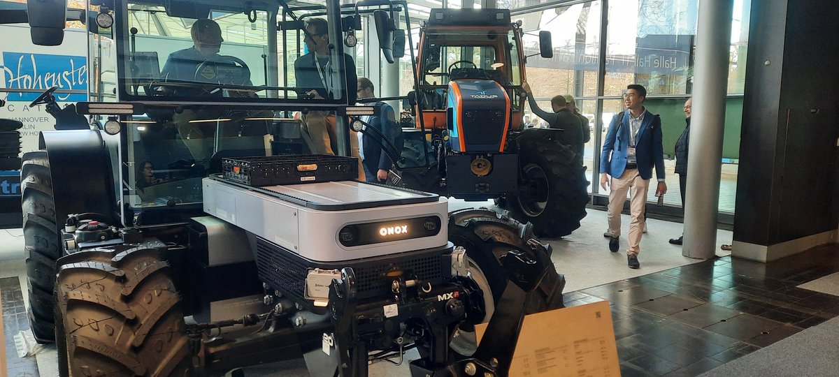 herder_c's tweet photo. Het was echt zoeken naar de innovaties op de #Agritechnica2023 , maar een aangedreven snijdende cultivator van #Acticut, de #onox electrische trekker met wisselaccus en uienbedvormer aan de kopeg van onze eigen @KoeckhovenNet vond ik interessante items! https://t.co/Luej3nQtnO