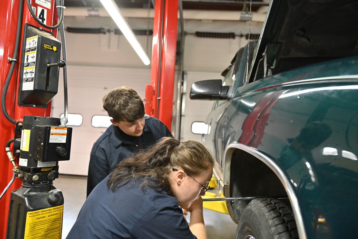 St_GeorgesTHS's tweet photo. Some shots of our #AutoTech Ss doing what they love. #NCCVTWorks #RealLifeRealLearning #CTE @ChadHarrisonSG @fhansonic https://t.co/0qfOcOYaPL