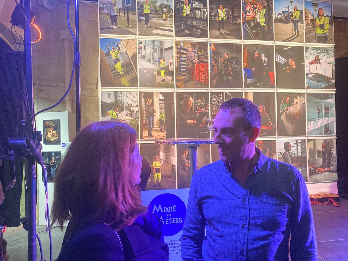 AlexMartin33000's tweet photo. Elles sont viticultrices, gazières, ingénieures, tractoristes. 

Ce soir à #Bordeaux, le vernissage de l’exposition #MixitédesMétiers du photographe Olivier Poggianti les met en valeur.

Engageons-nous plus vite et plus fort pour la place des femmes dans le monde du travail. https://t.co/mMlFZLEI2m