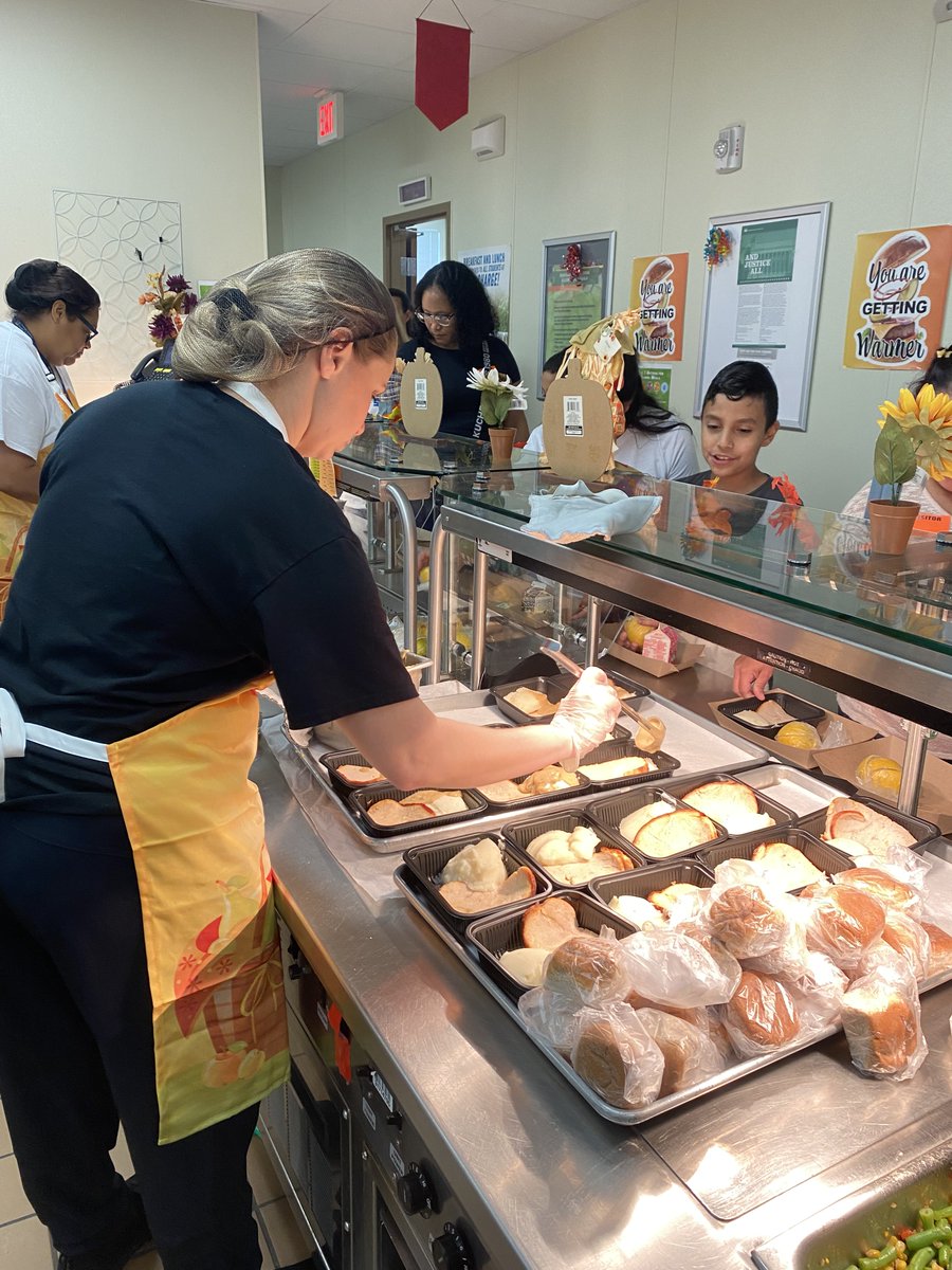 OCPS_FNS's tweet photo. Feeling grateful at @OCPSLittleRiver. We are thankful for the many families who attended today's Harvest lunch to celebrate Thanksgiving with the students. #happythanksgiving2023 #grateful #harvestlunch #turkeyday https://t.co/BMGoLeIAHr