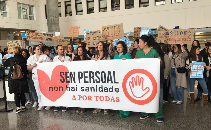 Las enfermeras se concentran en Ferrol ante la pérdida de derechos y los recortes a los pacientes ferrol360.es/las-enfermeras…