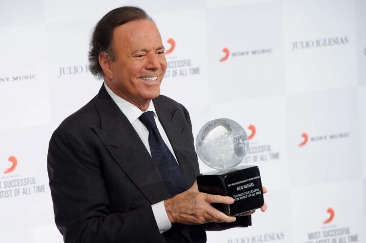 En estos momentos está teniendo lugar la ceremonia de los premios Grammy Latinos, que por primera vez en la historia se celebran en España. Y se ha perdido la excelente oportunidad de homenajear al artista latino más exitoso de todos los tiempos. En su propio país.