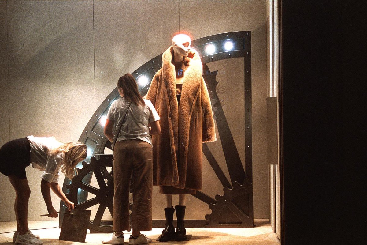 VandeMdna's tweet image. Quando il negozio è chiuso
(Spuntano le aureole rosse)
Via dei Condotti
#Roma #pellicola