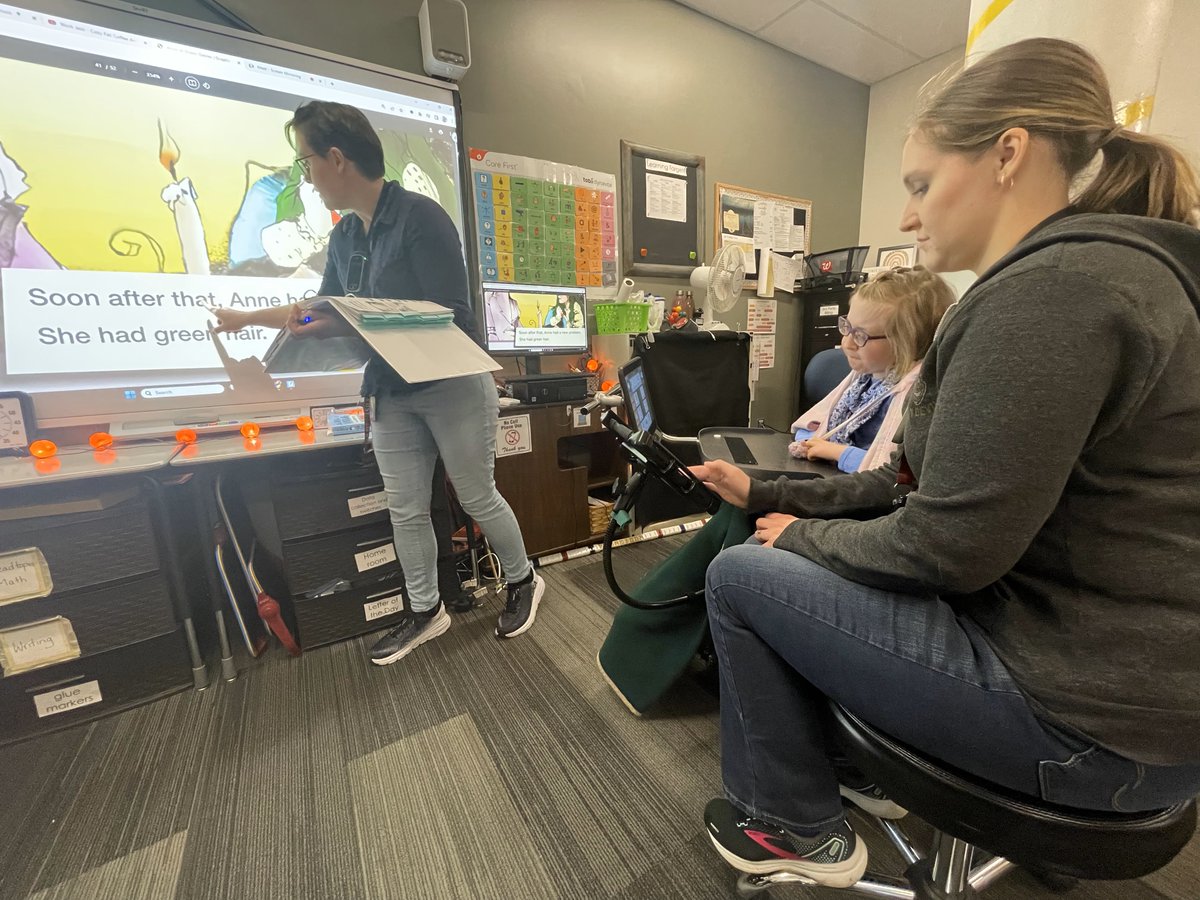 The IEP team discussion guide “Are Intervener Services Appropriate for Your Student Who Is Deafblind?” has a new design! The guide helps teams make informed decisions by understanding how a student accesses information, communication, and more. nationaldb.org/media/doc/Inte…