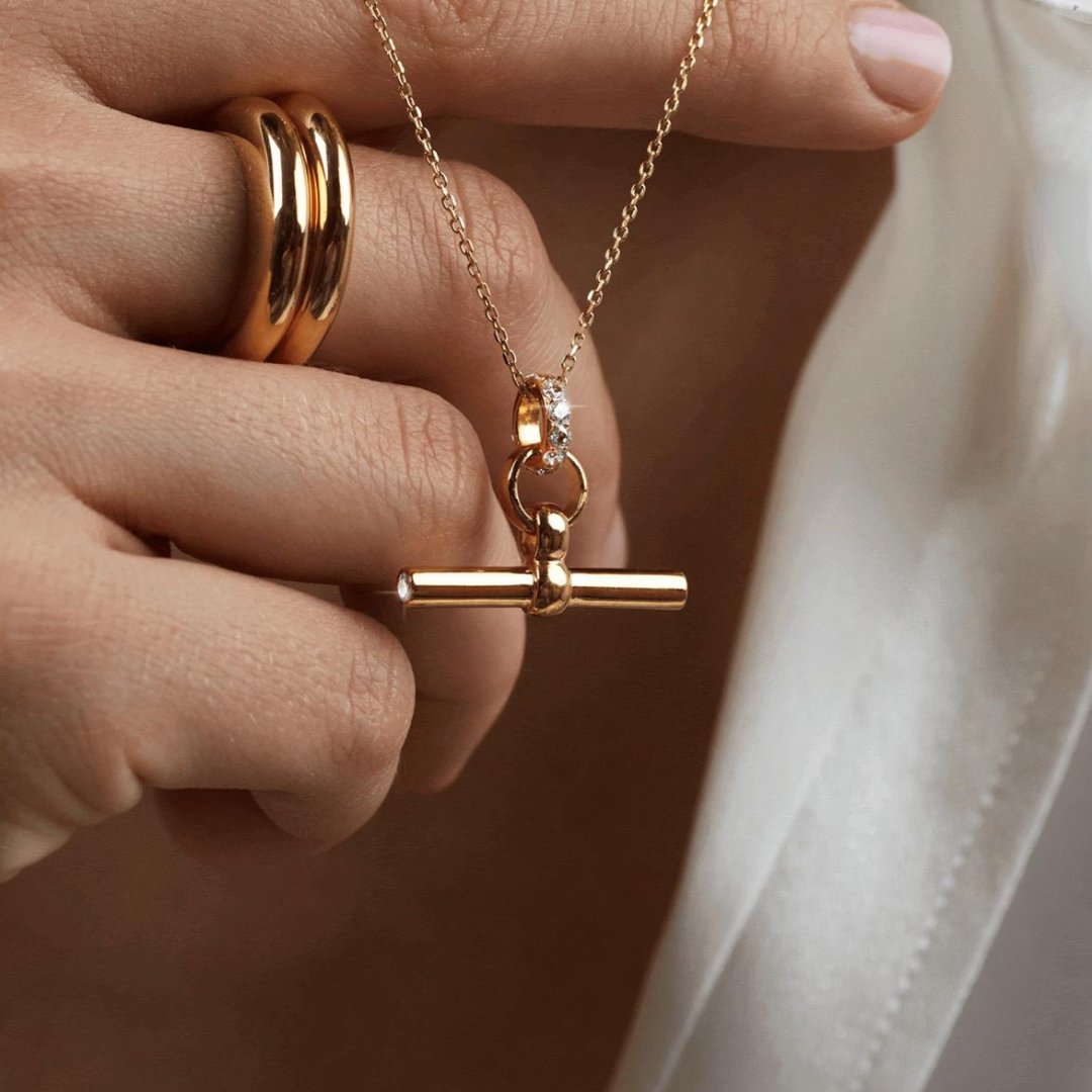 NEW LAUNCH
The iconic T-Bar, now shinier and prettier than ever💥 The JEWELLED GOLD T-BAR is the perfect piece for the party season or a great addition to your Christmas wish list! Shop now - Selling fast!

tillysveaas.co.uk/shop/small-jew…

#jewellery #partygirls #ThursdayMotivation