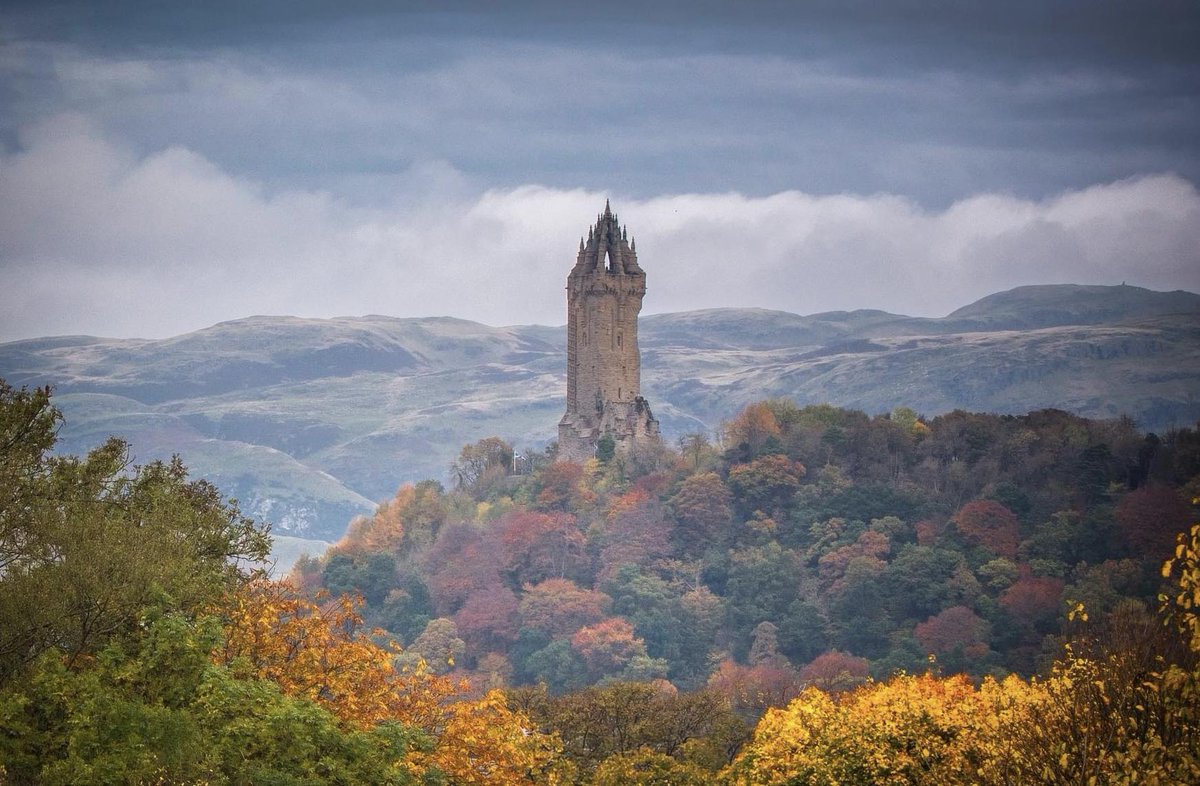 TheWallaceMon's tweet photo. Stirling's iconic National Wallace Monument surrounded by autumn 🍂. Have you climbed the 246 steps? 🏴󠁧󠁢󠁳󠁣󠁴󠁿 Photo by @VinnyKeenanpho1 📸. #VisitScotland https://t.co/JKmpl8XLPa
