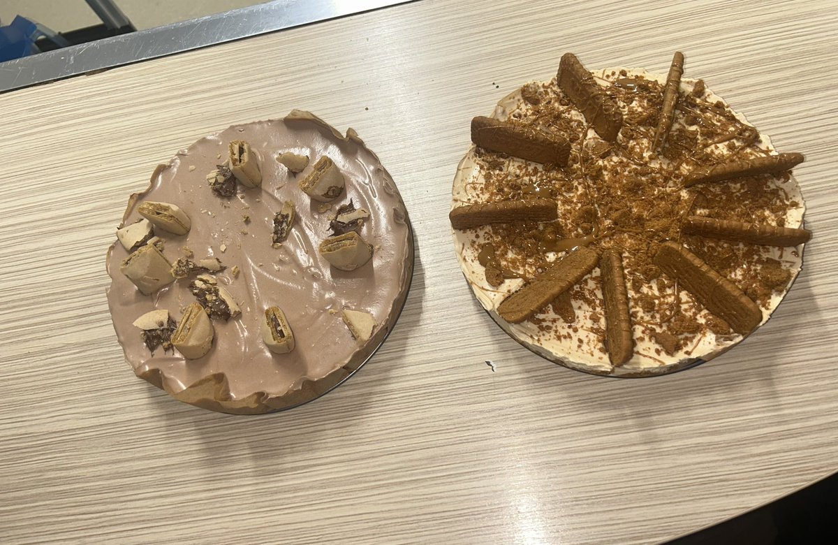 MolyneauxDaisy's tweet photo. @C1981Kerry  treating our ladies and team @ShakespeareWar2 to one of  “Kerry’s creations”: Nutella and Biscoff cheesecakes @WeAreLSCFT  @Danirob93 🍫🍰🧁🥰
#happyteam https://t.co/AVkEOU8v1f