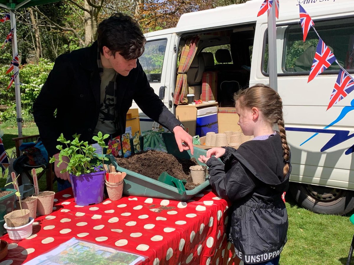 GreenFGeorge's tweet image. Community gardening projects have seen me right over the years, that’s why I’m happy to share Nature Hub’s new pot of funding dosh to help groups relax and connect with nature through shared green spaces. 
Up to £6k going, have a mooch here 👉
tinyurl.com/mu5fw2n 
@hubbubUK