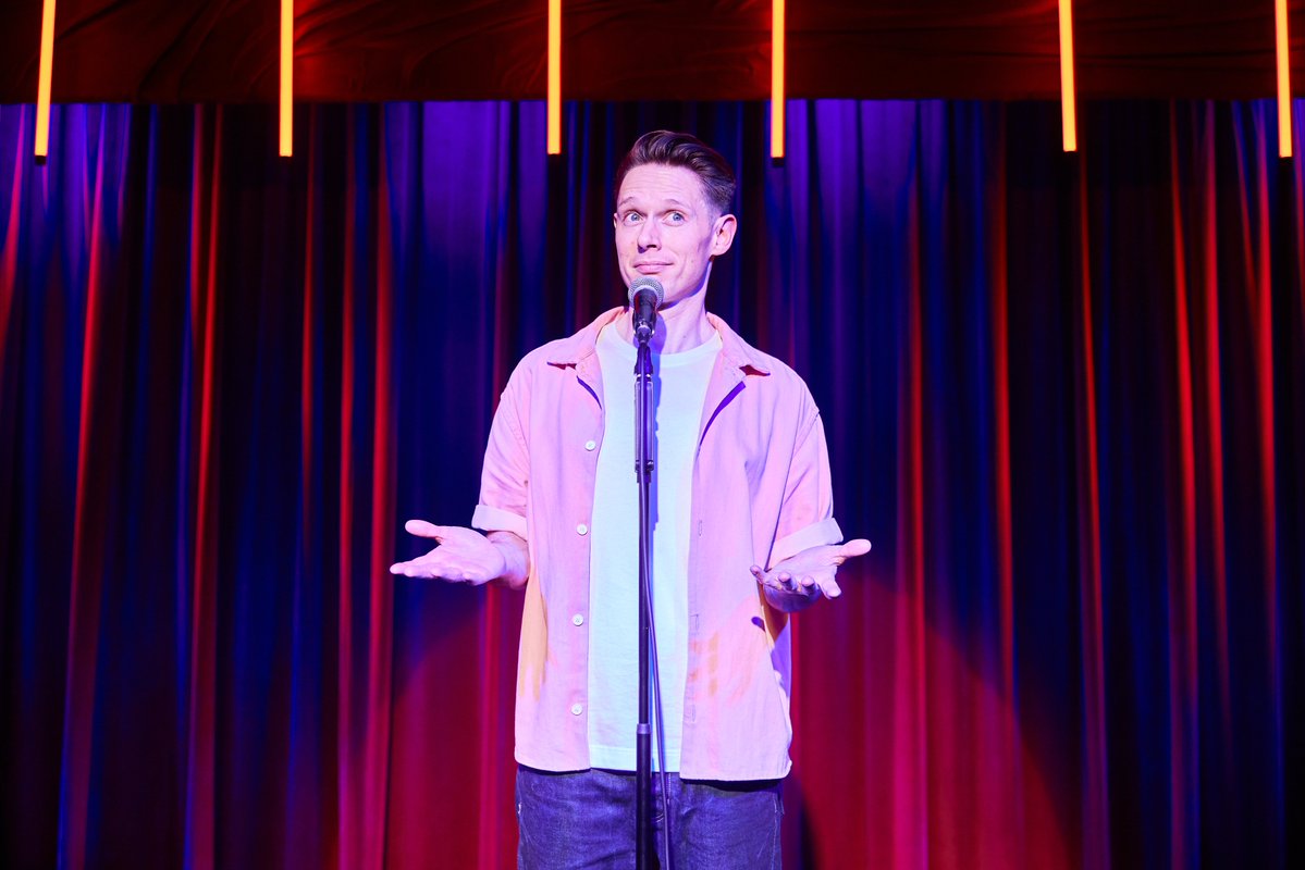 It's ⭐⭐⭐⭐ for 'Feeling Afraid as if Something Terrible is Going to Happen', which runs <a href="/bushtheatre/">Bush Theatre</a> until 23rd Dec 🎤

'Elliot Griggs’ Lighting against Kat Heath’s set brings the red-toned curtains... right to the heart of the play, with fizziness...'

creativereviewsuk.blogspot.com/2023/11/theatr…