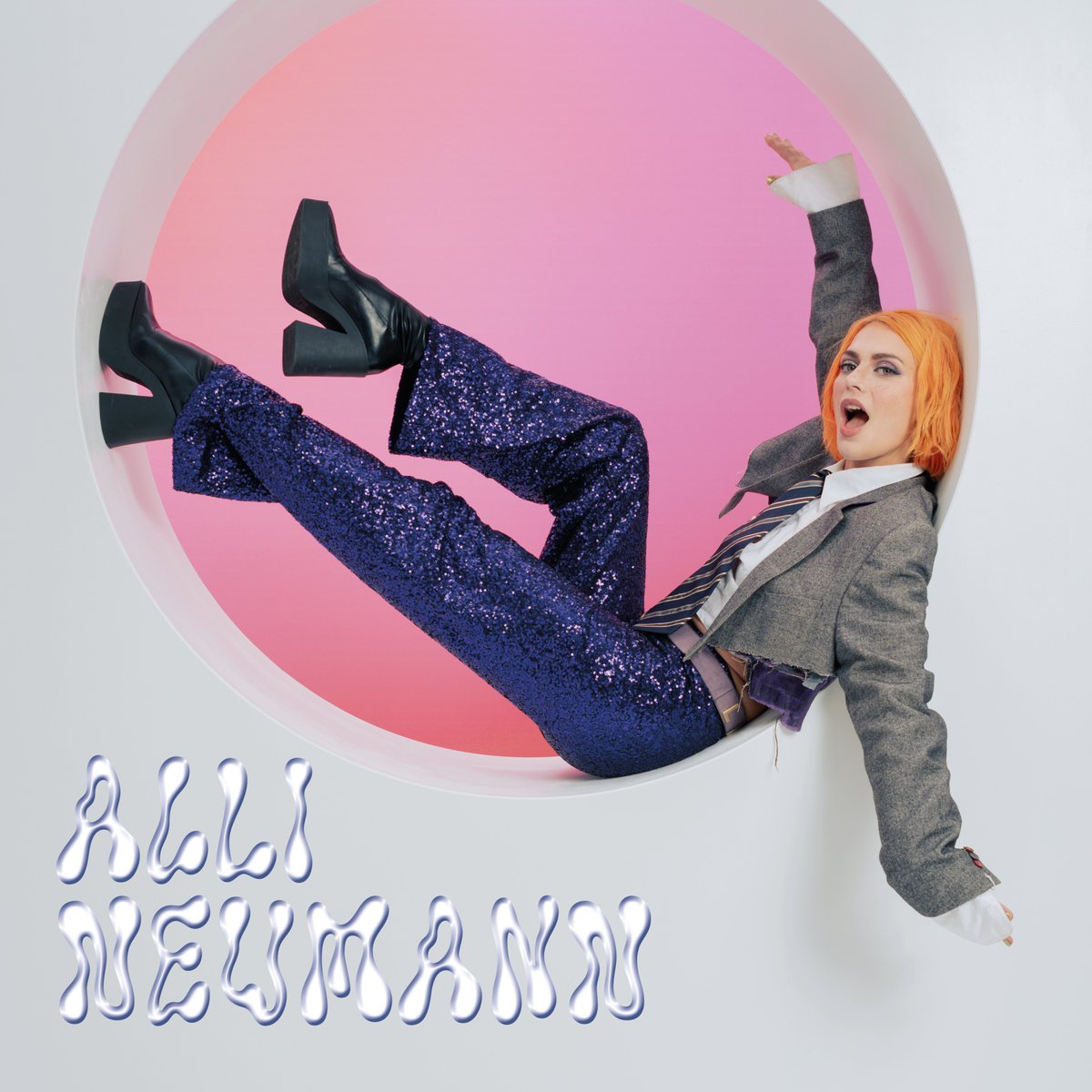 Alli Neumann droppt morgen ihren Song „Primetime“ zur Primetime (23 Uhr) bei #MachMaLauter und nimmt euch mit auf eine Studiotour.