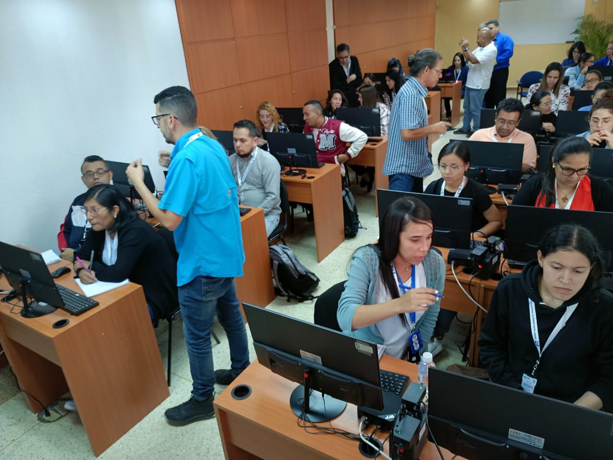 Inhrr_ve's tweet photo. El #14Nov | El INHRR continuó con el curso internacional con una charla sobre secuenciación de nueva generación (NGS) y bioinformática para la investigación de enfermedades infecciosas y en salud pública.
#ElEsequiboEsMio
#INRR
@NicolasMaduro
@magalygutierrezvina
@Gabrielasjr https://t.co/591QYcHQdL