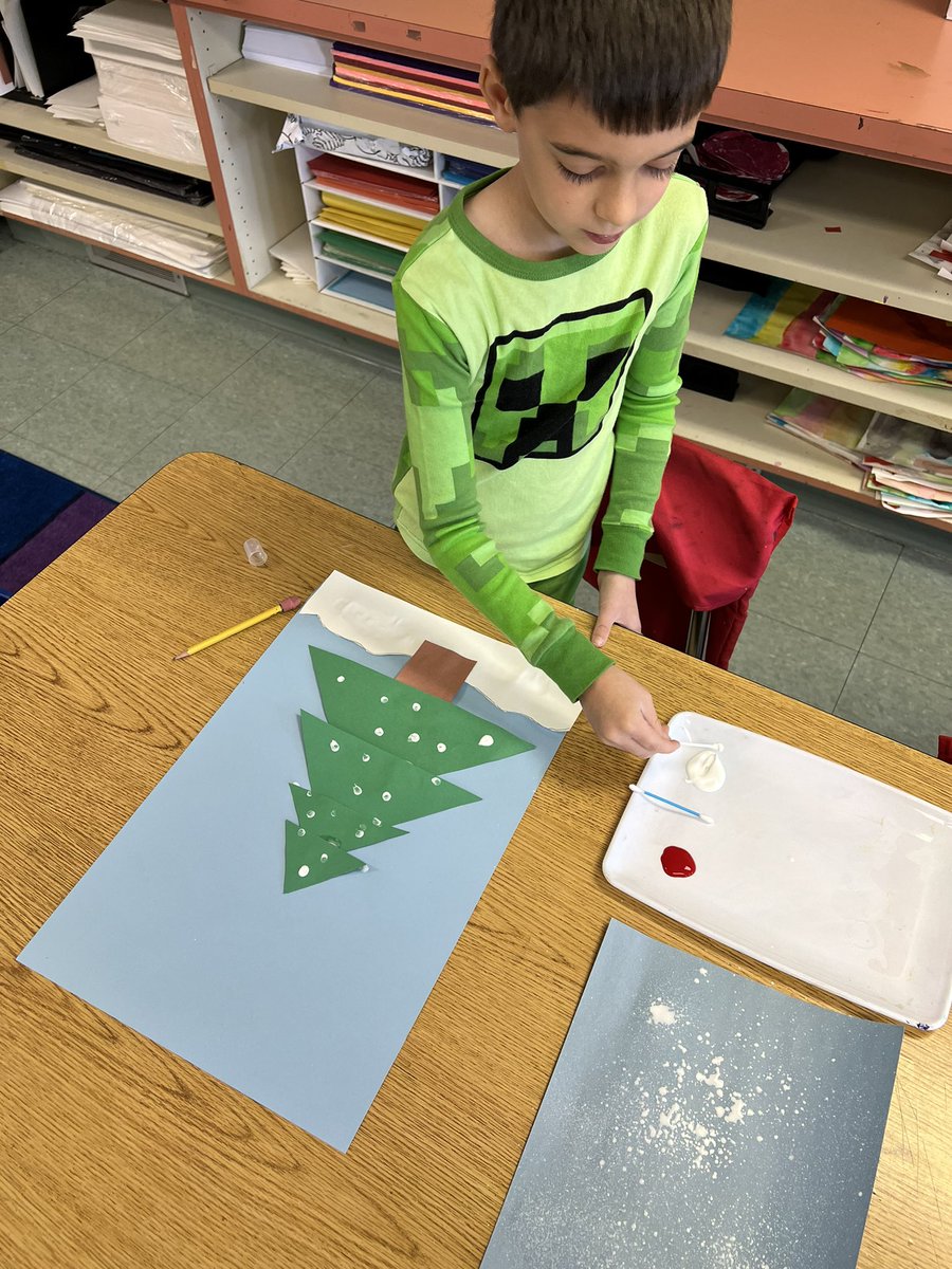 msmeyerart's tweet image. This student bought an extra art class with all of the paws he earned! He created this awesome snowy tree. 🌲❄️ #beabulldog #séunbulldog