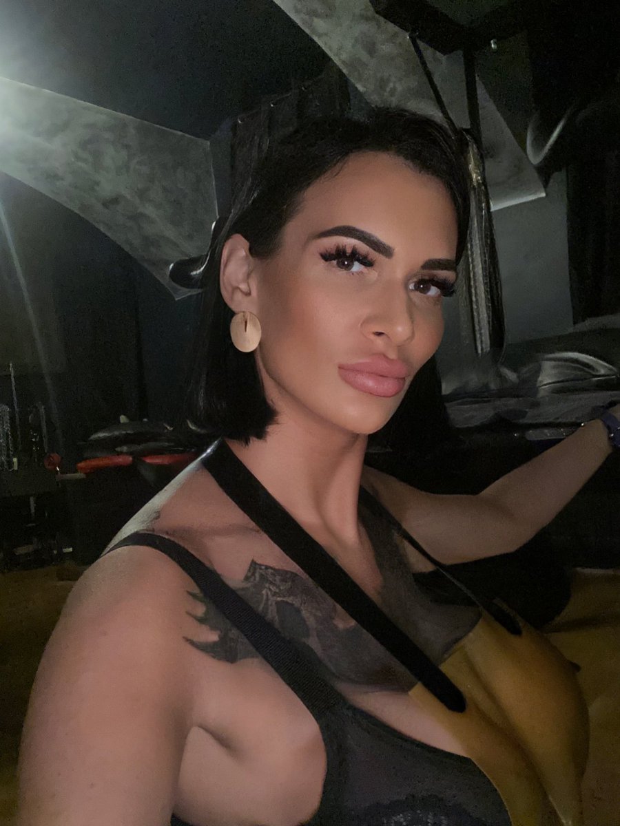 xenia_lady's tweet photo. Heute wurde Latex getragen ๐ #bigboobarebetter #bigboobs #bigimplants #fetisch #domina #dominatrix #sexywoman #latex #latexbeauty #Latexclothes #longlegs https://t.co/poGcBagifk