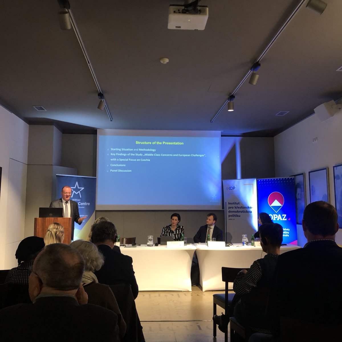 IKDP_cz's tweet photo. Dle studie @MartensCentre se Češi oproti průměru více orientují na tradice a rodinu. I v rámci těchto tradic zdůraznil @PeterHefele potřebu udržet celou společnost pohromadě - aby nebyla opomíjena nižší střední vrstva. 

O studii dnes diskutovali zástupci @kducsl a @TOP09cz. https://t.co/hmj2wmKFM0
