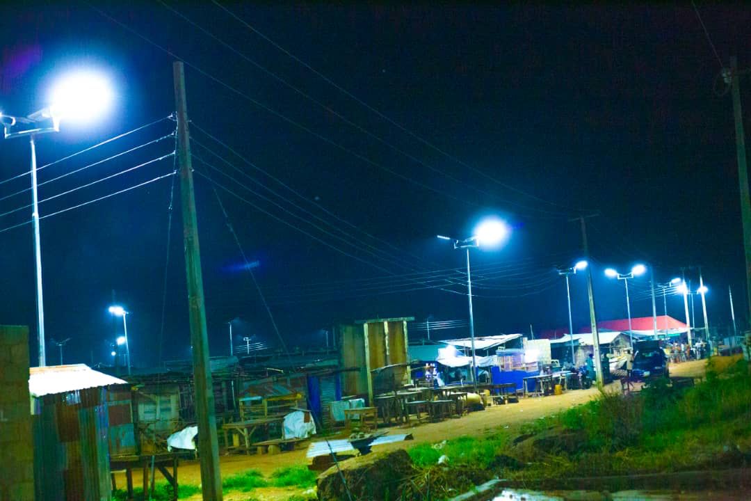 Ekiti kete, see what Governor Oyebanji @biodunaoyebanji has transformed Agric Olope/Shasha market into. 

This is the market at night. 

The night economy in this market and the entire area will definitely witness some growth.

#BAO
#KeepingEkitiWorking
#Sharedprosperity