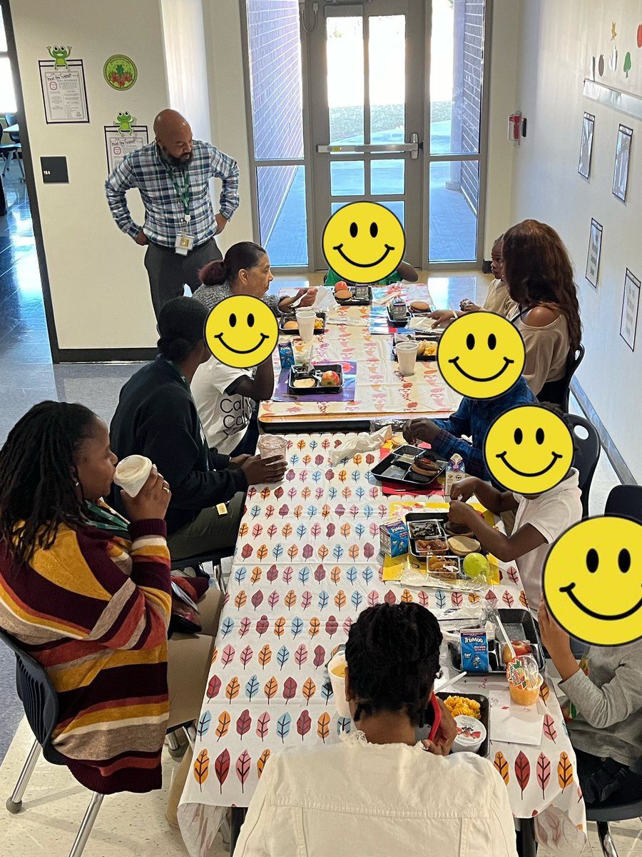 LEAPSouth's tweet photo. LEAPing into a season of thankfulness. #ThanksgivingLunch #LEAP #Grateful #WeLoveOurParents @FultonCoSchools @cjones52006 @CMatthewsFCS @IrisIMTSS https://t.co/pXwGBEzW3v