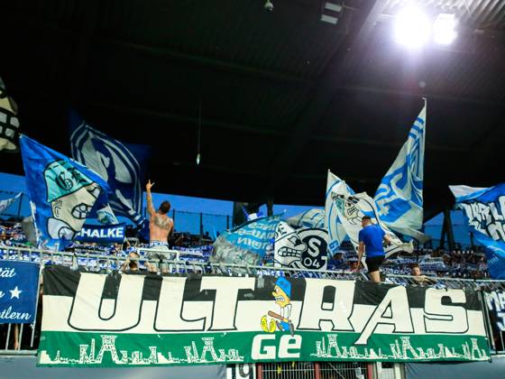ultras1899_'s tweet photo. 2 Bundesliga : En 2ᵉ division, c’est #Schalke04 (NB : 16ᵉ au classement sur 18 clubs) qui est le plus suivi en déplacement avec 6 029 supporters de moyenne (pour 7 matchs) dont 15 000 à Nuremberg, pour célébrer l’amitié entre #ultras des deux #Nordkurve #S04 #UGE #Gelsenkirchen https://t.co/EsET9XkTiP