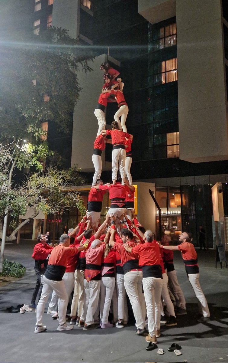 Culmina la primera jornada de #GETNE23 con una sorpresa muy emocionante gracias a la colla Castellers de Barcelona @CdBCN