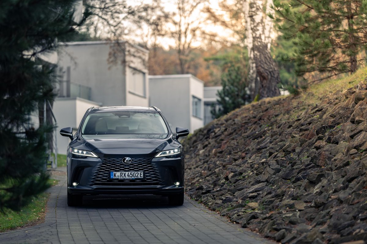 Lexus_Poland's tweet photo. 🌟 Teraz wybrane modele Lexusa z 2023 r. w atrakcyjnych cenach i z szybkim odbiorem❗
🔵 #LexusUX - od 134 900 zł
🔴 #LexusRX 350h – od 299 900 zł
🟢 #LexusES 300 h Business Edition – za 218 900 zł
💰 Możesz tez skorzystać z usługi #KINTOONE i rabatów na koła zimowe 🚗💨 https://t.co/jDryfHWTq7