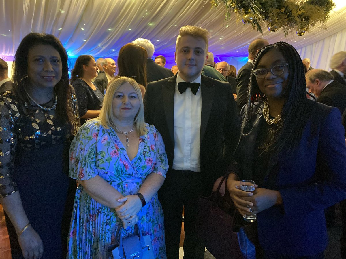 Straight back from Florida to the West Mids for dinner 🇬🇧 <a href="/KemiBadenoch/">Kemi Badenoch</a> <a href="/Rachael_IFA/">Rachael Tyrrell</a>