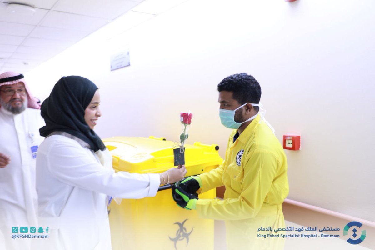 KFSHDammam's tweet photo. وكرّم د. خالد صبر رئيس التشغيل في #تخصصي_الدمام بهذه المناسبة المشاركين في مشاريع تحسين الأداء.
إضافةً إلى شكر وتقدير العاملين في هذا المجال والذين يكرسون جهودهم لتحسين جودة الخدمات المقدمة للمرضى. https://t.co/37kqBPZ9yO