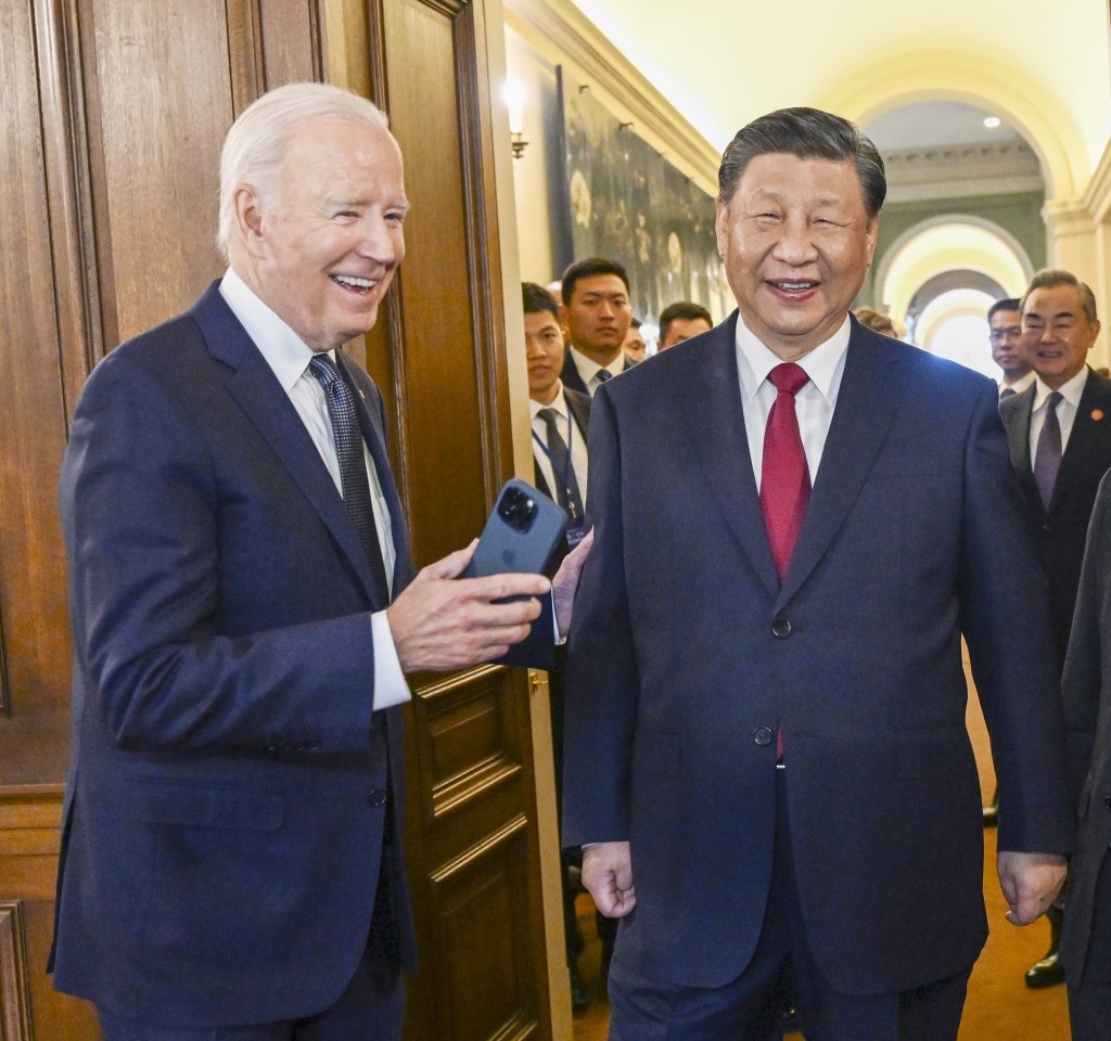 1/24
🇺🇸🇨🇳 RETROSCENA

Ad un certo punto della discussione a porte chiuse, Joe #Biden tira fuori dalla tasca il suo telefono. “Conosce questo giovane?“, chiede a #XiJinping, indicando una foto sullo schermo. È un attimo. Nello sguardo del presidente cinese si accende