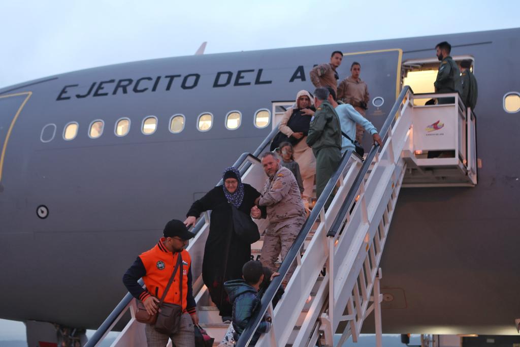 Defensagob's tweet photo. Un total de 139 ciudadanos hispanopalestinos y sus familiares evacuados de #Gaza 🇵🇸 han llegado esta tarde a la #BATorrejón donde han sido recibidos por la ministra de Defensa en funciones y por su homólogo de #AAEE. El contingente ha viajado en un avión #A330 del @EjercitoAire, tras haber sido recogidos esta mañana en El Cairo #Egipto 🇪🇬. "Ha sido un trabajo conjunto y difícil".
➡️https://t.co/7FqohqHZe4