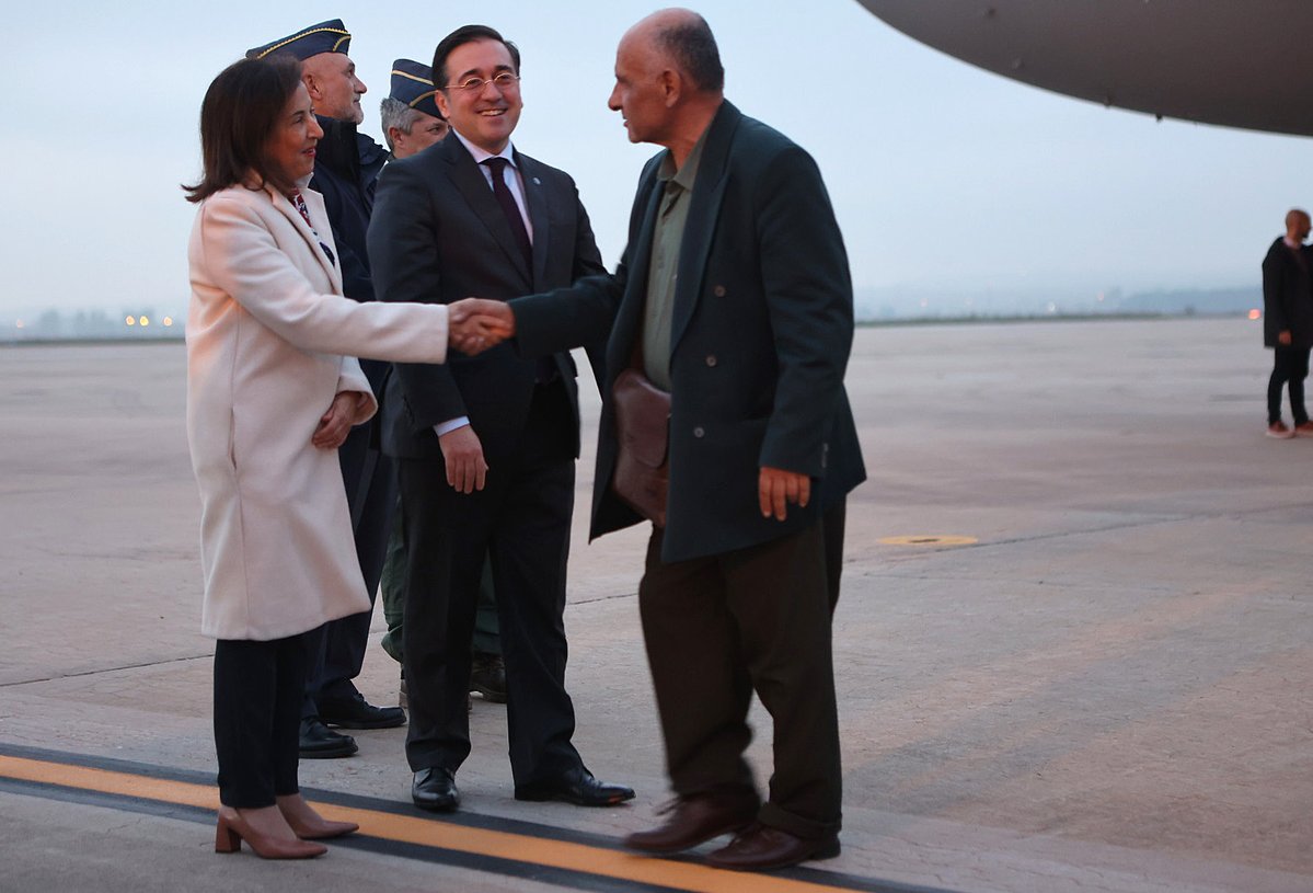 Defensagob's tweet photo. Un total de 139 ciudadanos hispanopalestinos y sus familiares evacuados de #Gaza 🇵🇸 han llegado esta tarde a la #BATorrejón donde han sido recibidos por la ministra de Defensa en funciones y por su homólogo de #AAEE. El contingente ha viajado en un avión #A330 del @EjercitoAire, tras haber sido recogidos esta mañana en El Cairo #Egipto 🇪🇬. "Ha sido un trabajo conjunto y difícil".
➡️https://t.co/7FqohqHZe4