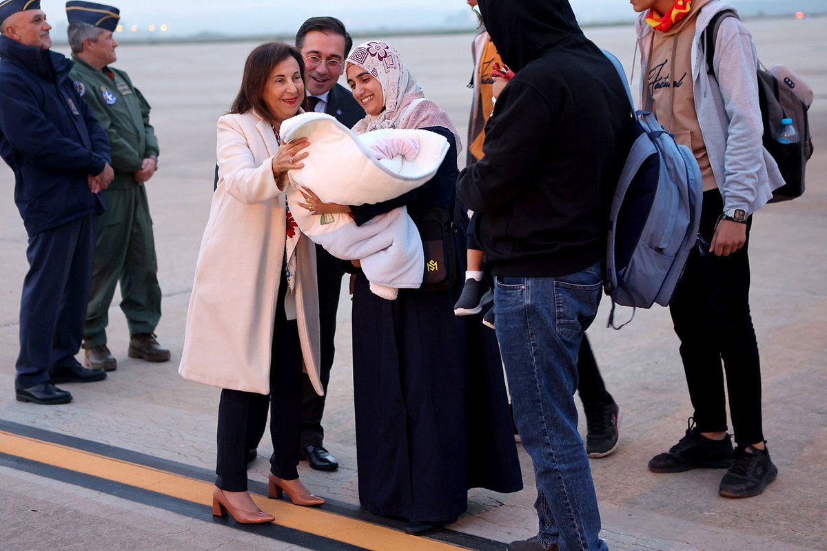 Defensagob's tweet photo. Un total de 139 ciudadanos hispanopalestinos y sus familiares evacuados de #Gaza 🇵🇸 han llegado esta tarde a la #BATorrejón donde han sido recibidos por la ministra de Defensa en funciones y por su homólogo de #AAEE. El contingente ha viajado en un avión #A330 del @EjercitoAire, tras haber sido recogidos esta mañana en El Cairo #Egipto 🇪🇬. "Ha sido un trabajo conjunto y difícil".
➡️https://t.co/7FqohqHZe4