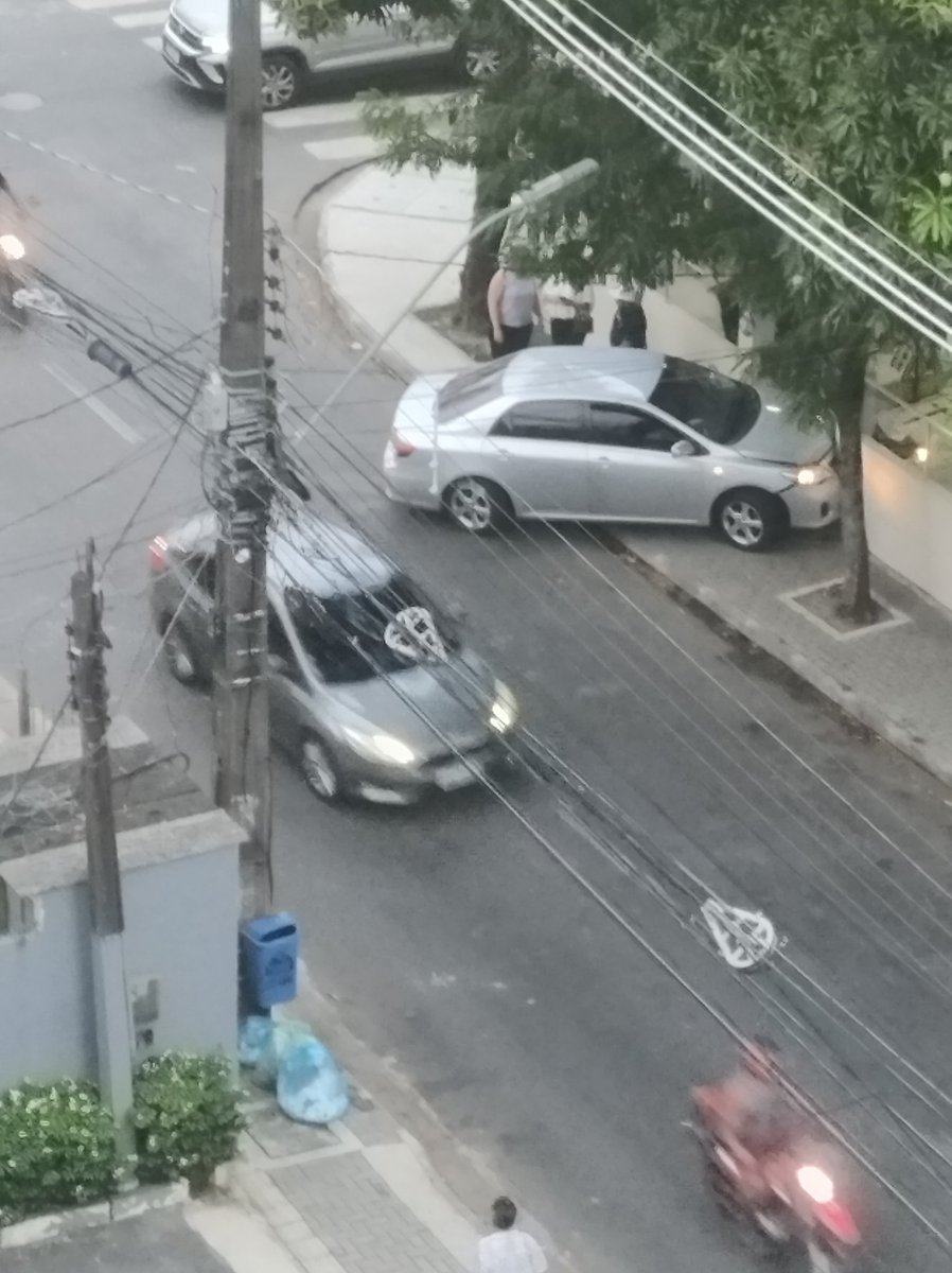 mtuliorezende's tweet photo. Ria Quarenta e Oito com Rua Carneiro Vilela, mais um acidente. Dessa vez, qiase entra para comer um churrasco. @CTTU_Recife https://t.co/DNfjT37ahI