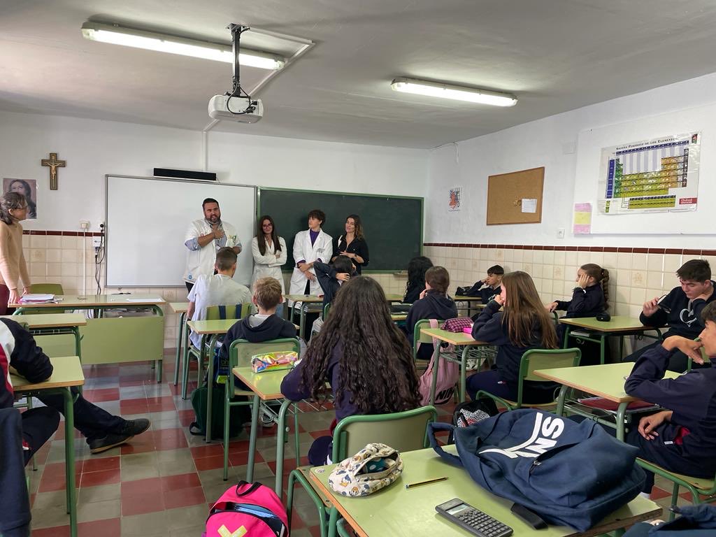 fedcsantaclara's tweet photo. 3°ESO recibió la visita de l@s  farmacéuticos participantes en la actividad de la "carpa de la salud" Transmitieron la importancia de los hábitos de vida saludable y la disponibilidad de estos profesionales para toda la ciudadanía.
Gracias al Colegio de Farmacéuticos de Sevilla https://t.co/M3j1y9ypHJ