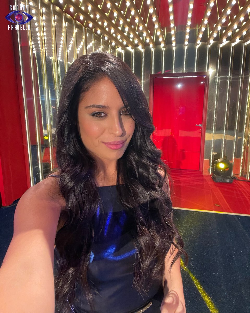 GrandeFratello's tweet photo. Dopo giorni e settimane di attesa, sta per succedere! 🔥

Ma prima di entrare ufficialmente nella Casa, Perla ha voluto lasciarvi un messaggino nei nostri canali broadcast ufficiali su Facebook e Instagram 😏 #GrandeFratello https://t.co/ICZtZNRlyz