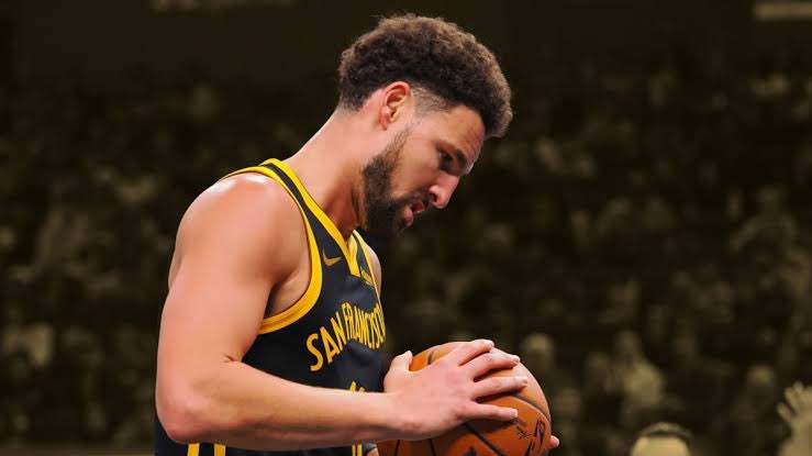 WarriorsLatam_'s tweet photo. Klay Thompson viene de ser:

- Campeón de la NBA en 2022 promediando 19 puntos en los playoffs.

- El líder de triples en la NBA con +300 anotados y +40% de acierto en la temporada 2022-23.

- El principal sostén de GSW para entrar a los playoffs 2023 tras la lesión de Steph.

Más respeto y paciencia, por favor. Que cuando las leyendas se vayan las vamos a extrañar para siempre.