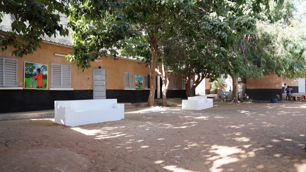 GroupeSonatel's tweet photo. La #FondationSonatel réhabilite et équipe le Groupe scolaire Grand Yoff 2A et 2B, offrant ainsi un havre propice à l'apprentissage pour 900 élèves. 
Ces actions, allant de la rénovation des salles de classe à la construction d'un nouvel édifice, démontrent un engagement fort envers l'éducation.
Plus d’infos sur ce lien ➡️ https://t.co/CZeacI9VoR 
#Amal_Njariñ