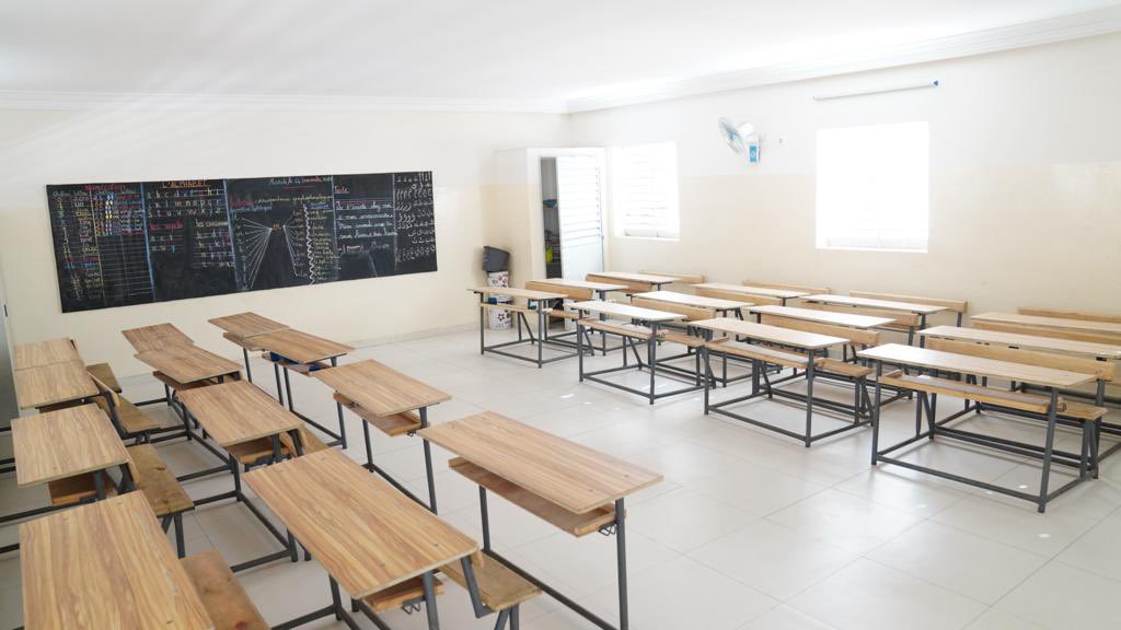 GroupeSonatel's tweet photo. La #FondationSonatel réhabilite et équipe le Groupe scolaire Grand Yoff 2A et 2B, offrant ainsi un havre propice à l'apprentissage pour 900 élèves. 
Ces actions, allant de la rénovation des salles de classe à la construction d'un nouvel édifice, démontrent un engagement fort envers l'éducation.
Plus d’infos sur ce lien ➡️ https://t.co/CZeacI9VoR 
#Amal_Njariñ