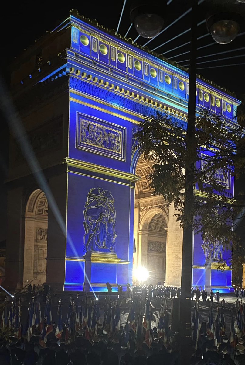 FNAMAuvergnGR71's tweet photo. Avec son Président G. Cautier &amp; son porte-drapeau Andria, le GR71 était présent sous l'@ArcDeTriomphe pour commémorer le Centenaire de la Flamme du soldat inconnu ! 🇫🇷🔥 🇫🇷
@c_carnevilliers #Mémoire https://t.co/EeTOn6GvYy