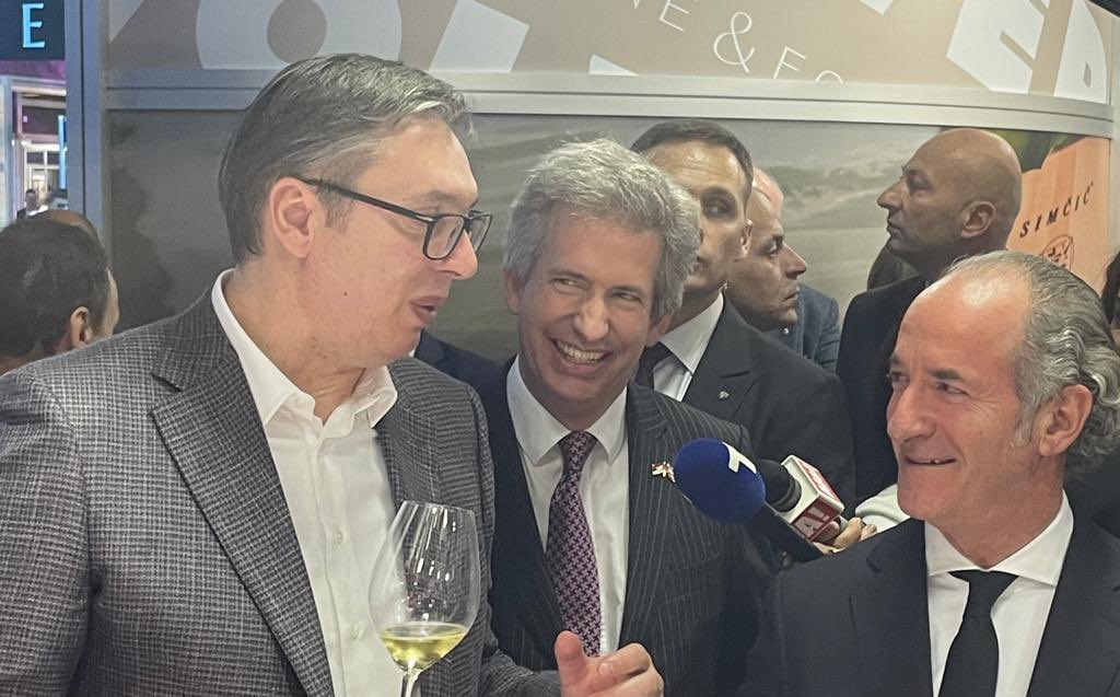 EAFergusonUK's tweet photo. A brilliant evening at the opening of the huge and very impressive Belgrade Wine Vision by Open Balkan.🍷 

Delighted to introduce President @AVucic and @ZaiaPresidente of the Veneto region to excellent English sparkling wine from @HattingleyWines.  🇷🇸 🇬🇧 🇮🇹 https://t.co/4YdhNDkIfX