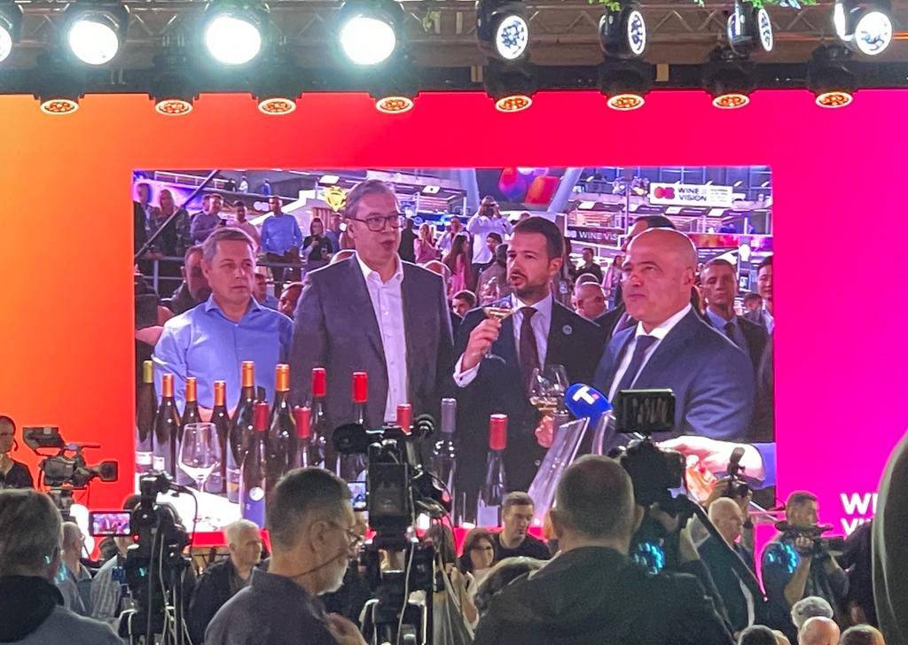 EAFergusonUK's tweet photo. A brilliant evening at the opening of the huge and very impressive Belgrade Wine Vision by Open Balkan.🍷 

Delighted to introduce President @AVucic and @ZaiaPresidente of the Veneto region to excellent English sparkling wine from @HattingleyWines.  🇷🇸 🇬🇧 🇮🇹 https://t.co/4YdhNDkIfX