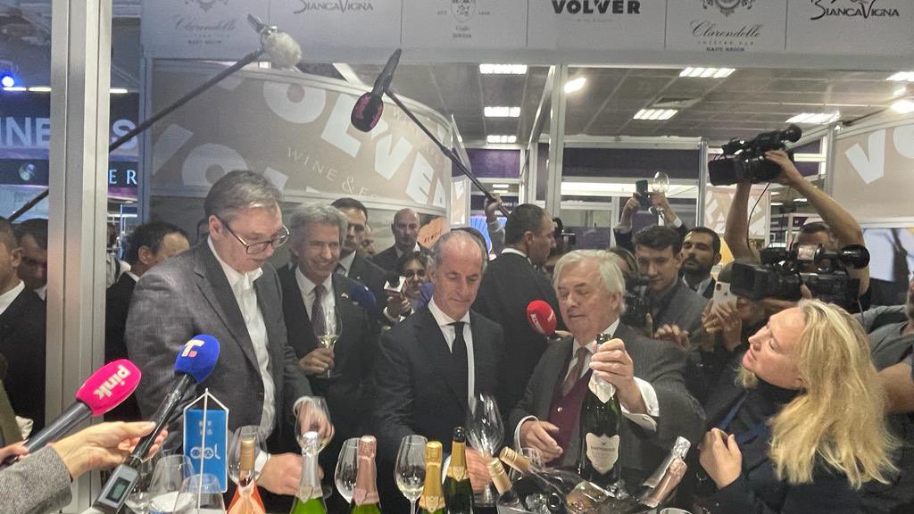 EAFergusonUK's tweet photo. A brilliant evening at the opening of the huge and very impressive Belgrade Wine Vision by Open Balkan.🍷 

Delighted to introduce President @AVucic and @ZaiaPresidente of the Veneto region to excellent English sparkling wine from @HattingleyWines.  🇷🇸 🇬🇧 🇮🇹 https://t.co/4YdhNDkIfX