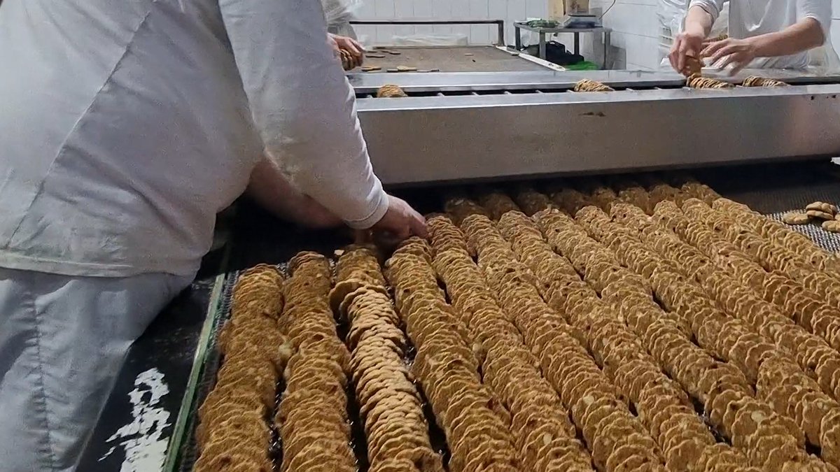 La fábrica de alfajores y galletitas CACHAFAZ invierte USD 2 millones para incrementar 80% su producción. Con un préstamo de BICE y el programa #CréditoArgentino de <a href="/Economia_Ar/">Cuenta</a> suma tecnología para crecer en exportaciones a nuevos países.

Más: bit.ly/3MOn2Iy